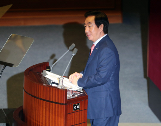 자유한국당 김성태 원내대표가 5일 오전 국회 본회의장에서 교섭단체 대표연설을 하던 중 자신의 발언과 관련해 여당의원들이 반발하자 여당의원 쪽을 응시하고 있다.   연합뉴스
